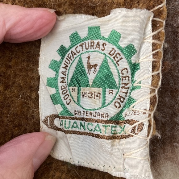 Vintage Peruvian Huancayex Alpaca tightly woven blanket - Picture 3 of 4
